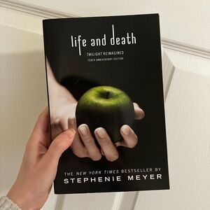 Life and Death: Twilight Reimagined Book by Stephanie Meyer